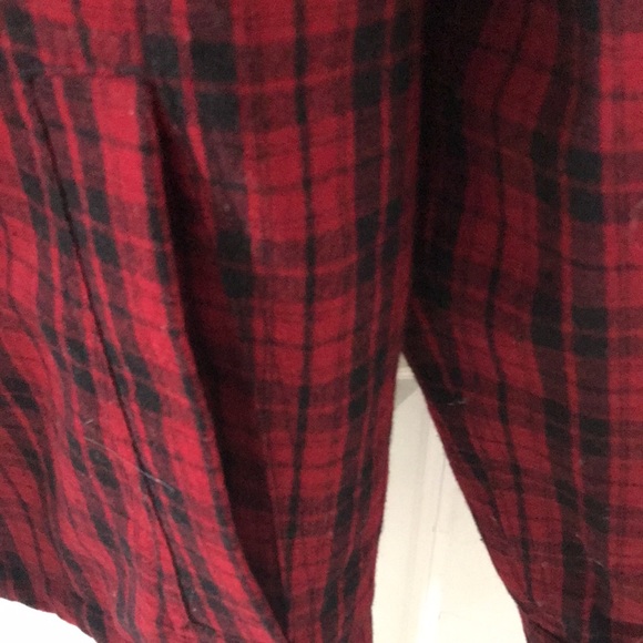 NWOT! Tommy Hilfiger Quilted Shirt. Size medium. Long Sleeve Black/Red Plaid - Picture 4 of 6